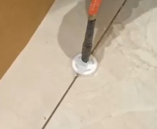 永福瓷砖空鼓维修公司专业解答瓷砖在铺贴过程中，如果没有涂抹均匀到位的粘结材料（如水泥砂浆或瓷砖胶），可能会导致以下问题