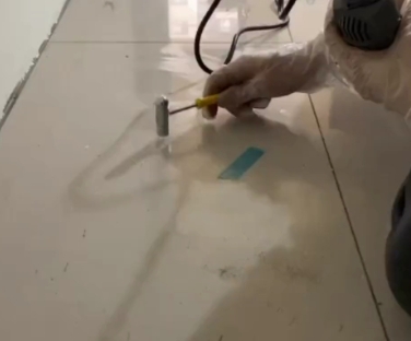 永福瓷砖开裂维修公司专业分享瓷砖在铺贴前如果没有沥干水分，将会导致以下问题